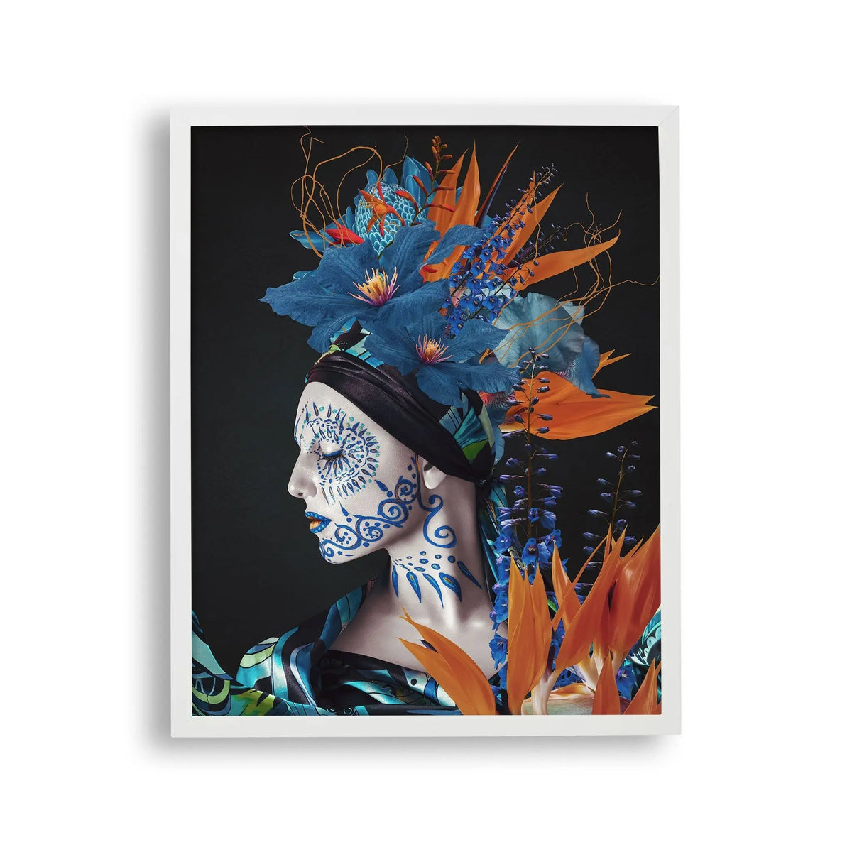 Tablou cu rama ilustrand un portret de femeie imbracata in matase si purtand un buchet de flori pe cap femme en soie