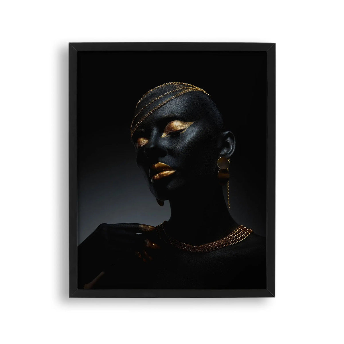 Tablou cu rama care prezinta un portret de femeie cu piele de culoare neagra cu machiaj auriu si purtand bijuterii din aur beauty gold