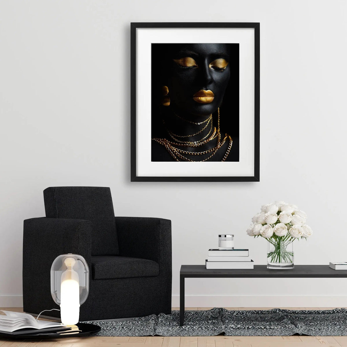 Tablou cu rama care prezinta un portret de femeie cu piele de culoare neagra cu machiaj profesional auriu care poarta bijuterii din aur golden elegance
