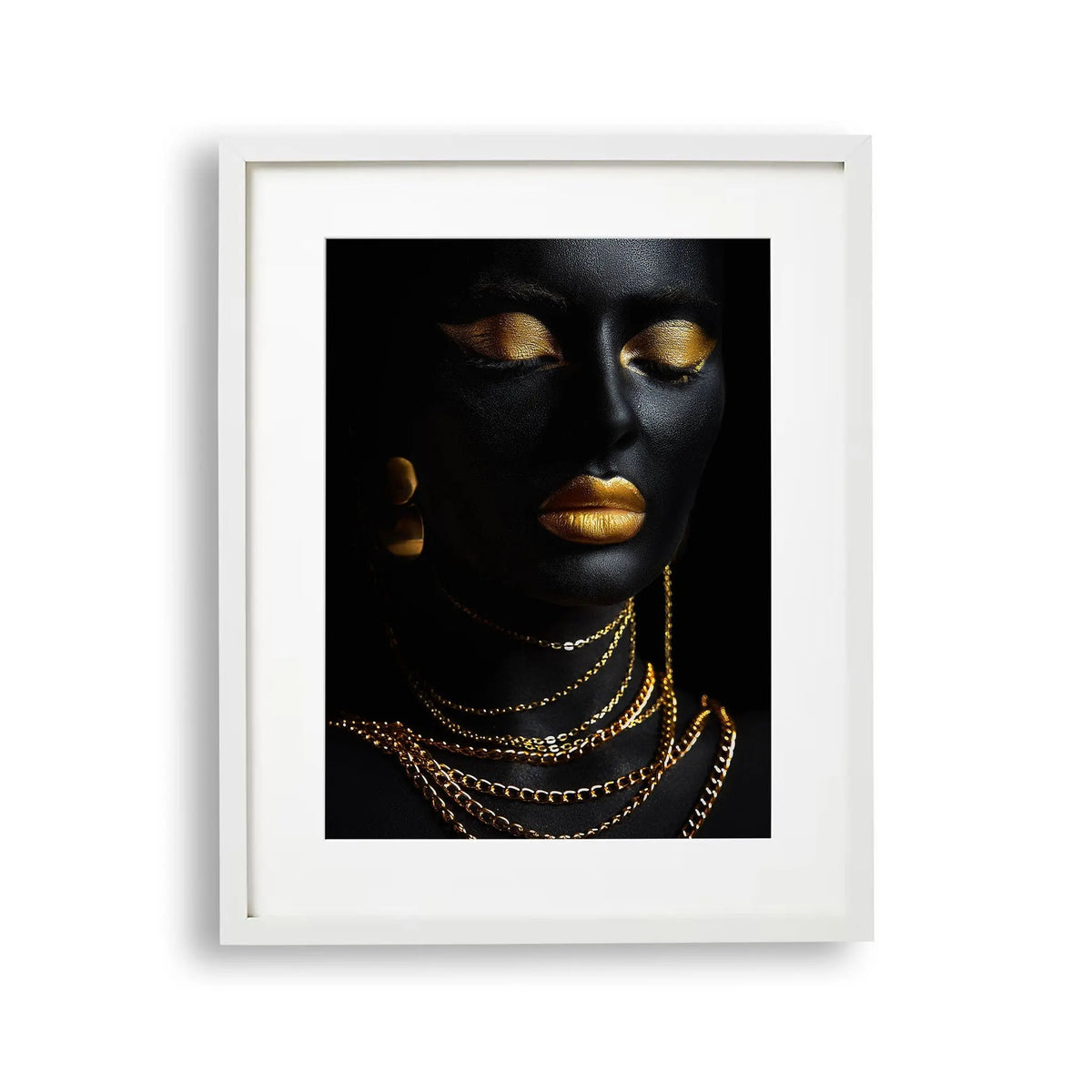Tablou cu rama care prezinta un portret de femeie cu piele de culoare neagra cu machiaj profesional auriu care poarta bijuterii din aur golden elegance