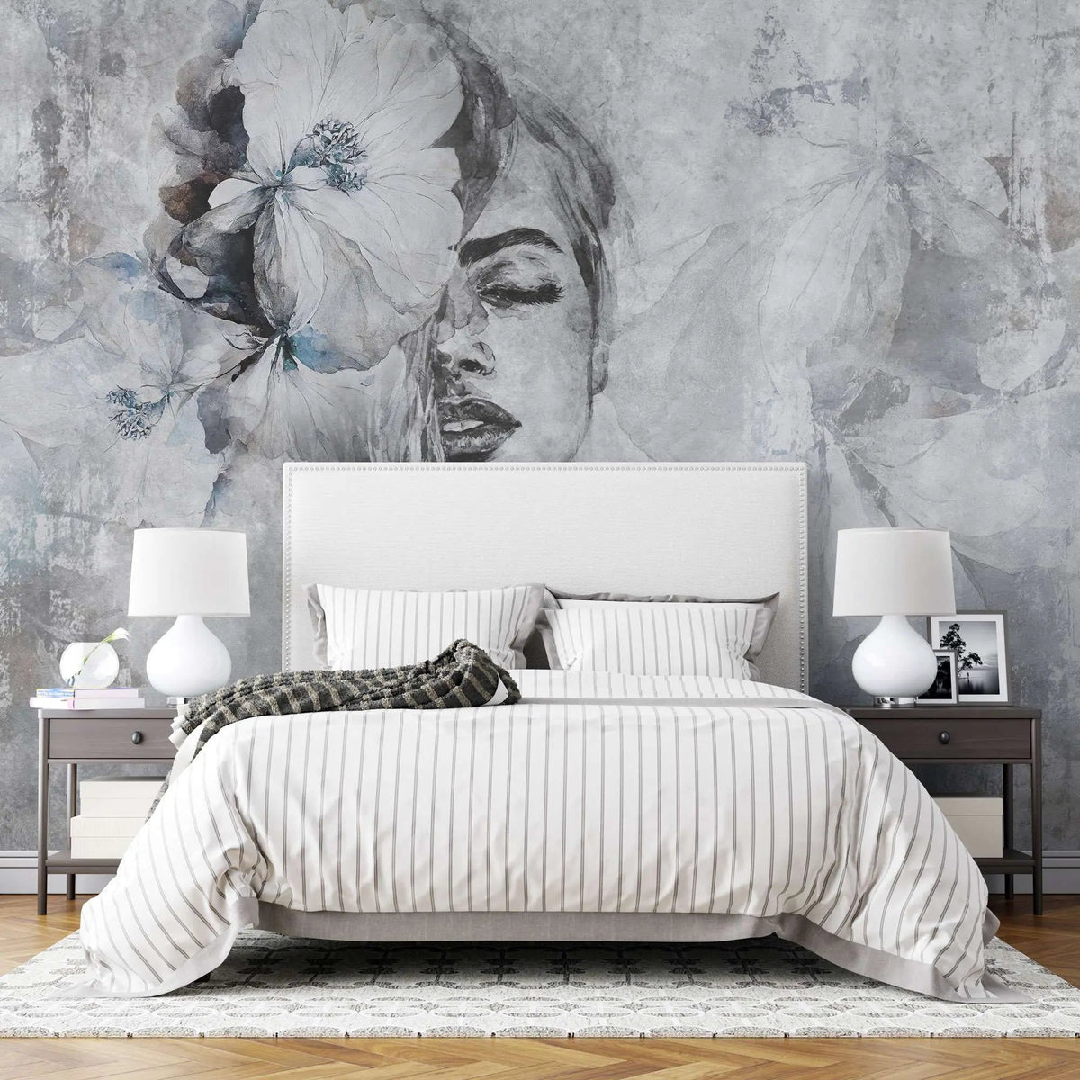 Tapet personalizat watercolor cu figura feminina cu floare in par si accente de albastru baby blue pe un fundal gri baby blue dame