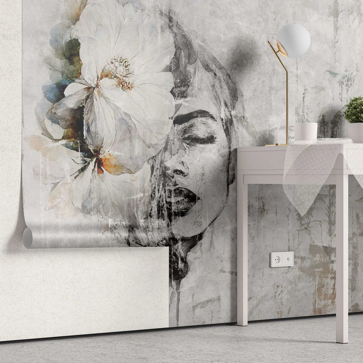 Tapet personalizat watercolor cu figura feminina cu floare in par si accente de portocaliu si albastru pe un fundal gri orange dame