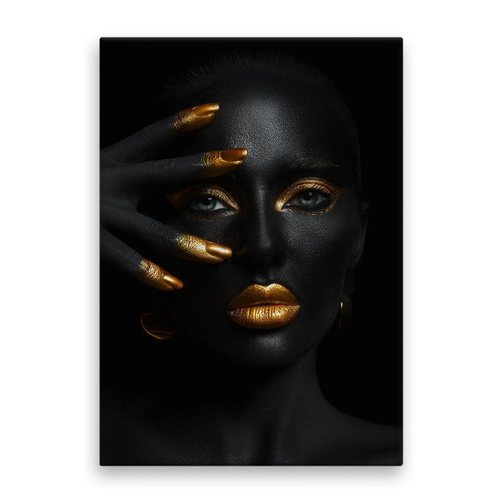 Tablou canvas ce prezinta o femeie afro cu machiaj si unghii aurii shimmer charm