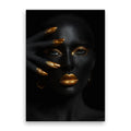 Tablou canvas ce prezinta o femeie afro cu machiaj si unghii aurii shimmer charm