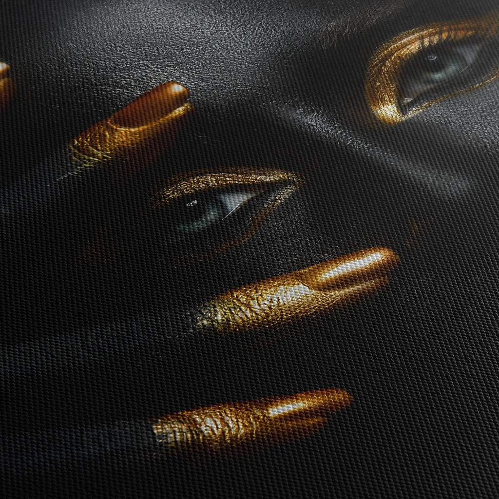 Tablou canvas ce prezinta o femeie afro cu machiaj si unghii aurii shimmer charm