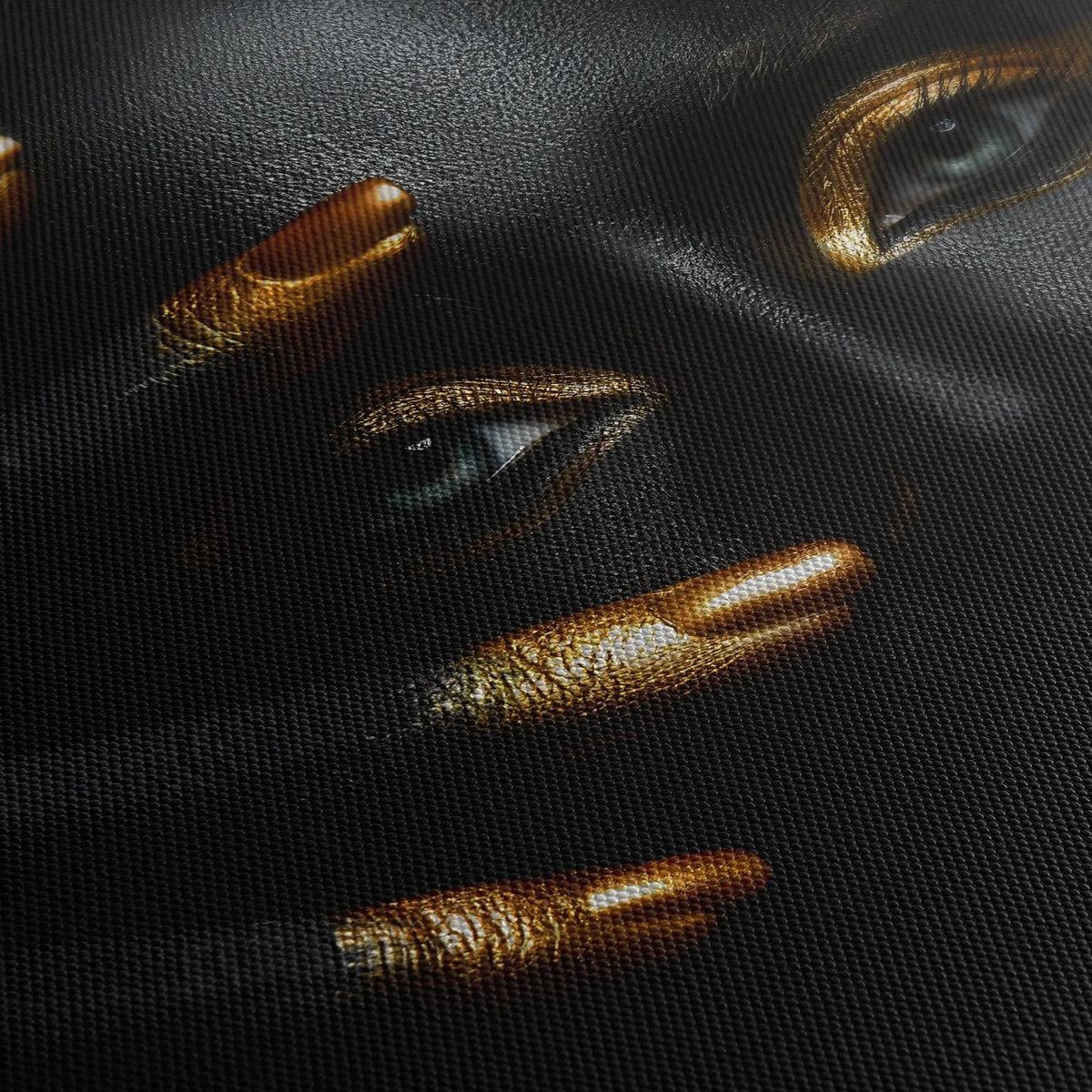 Tablou canvas ce prezinta o femeie afro cu machiaj si unghii aurii shimmer charm