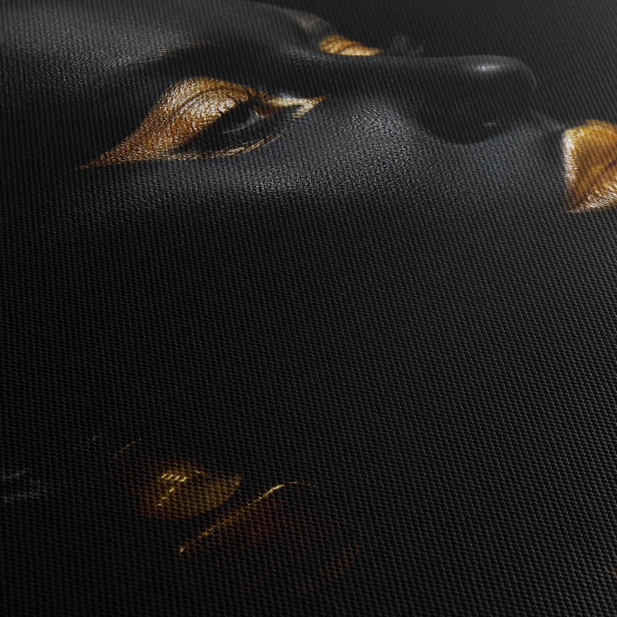 Tablou canvas ce iustreaza o femeie afro accesorizata cu bijuteri aurii si machiaj auriu beauty of black