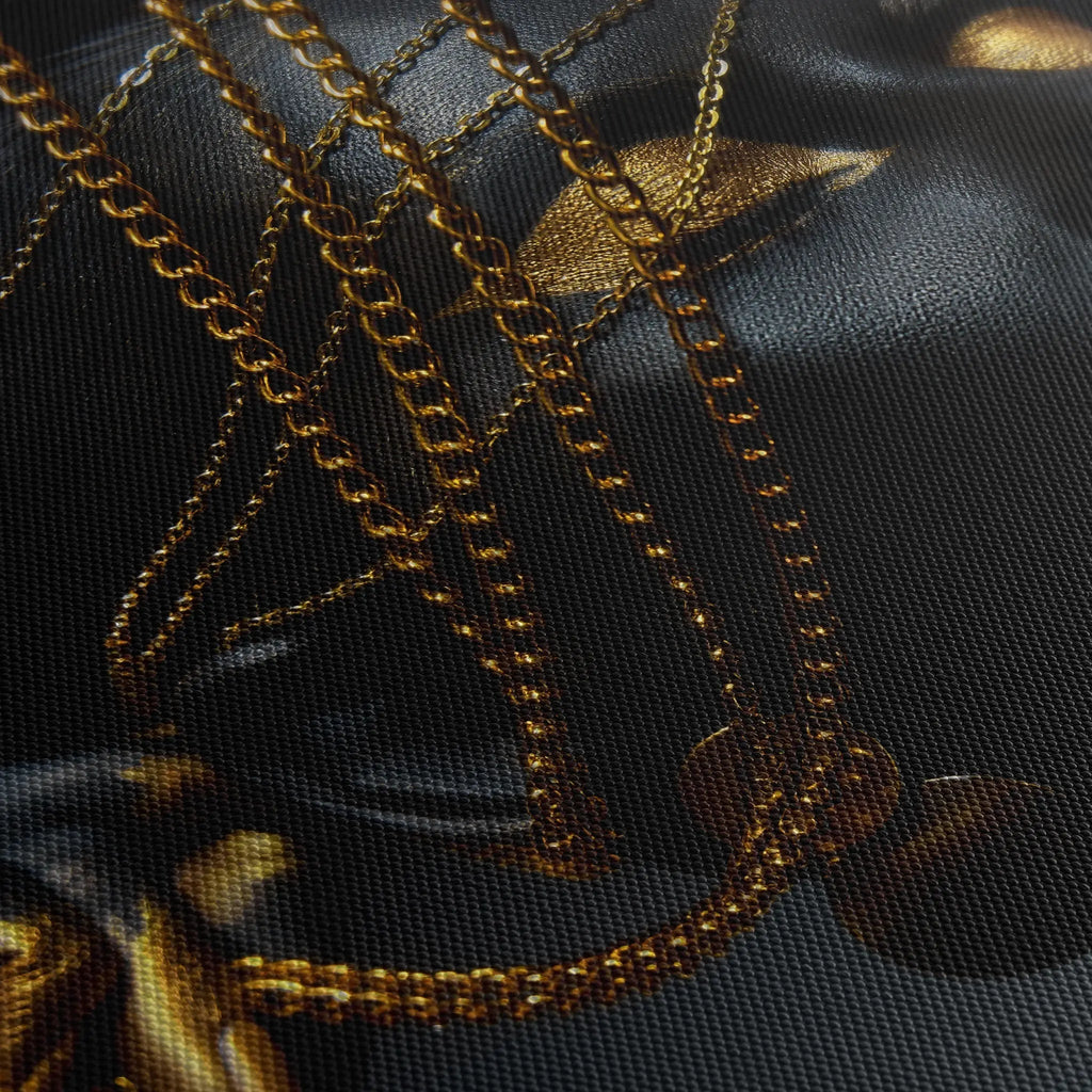 Tablou canvas ce prezinta o femeie afro avand lanturi aurii golden queen