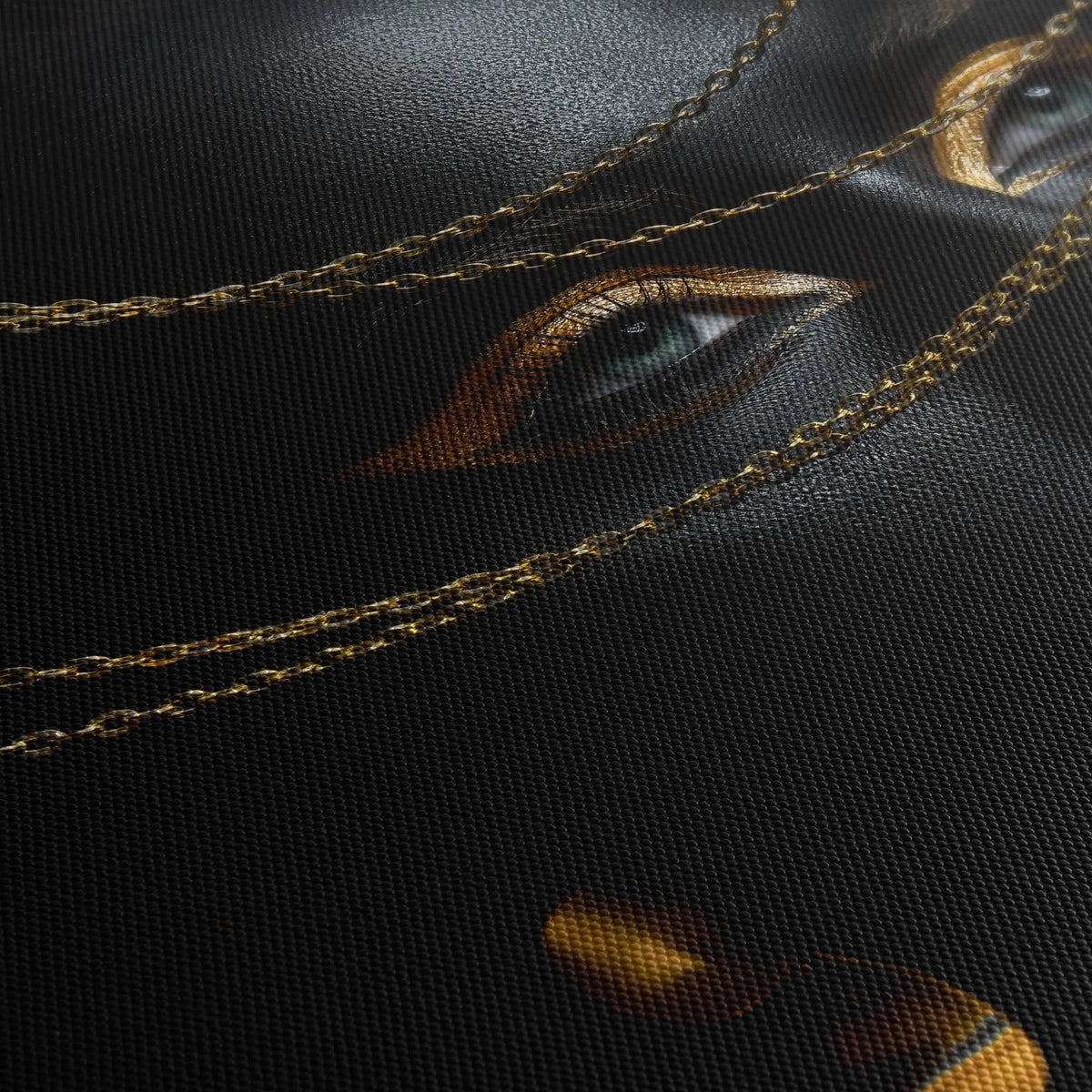 Tablou canvas ce prezinta o femeie afro avand lanturi aurii golden queen