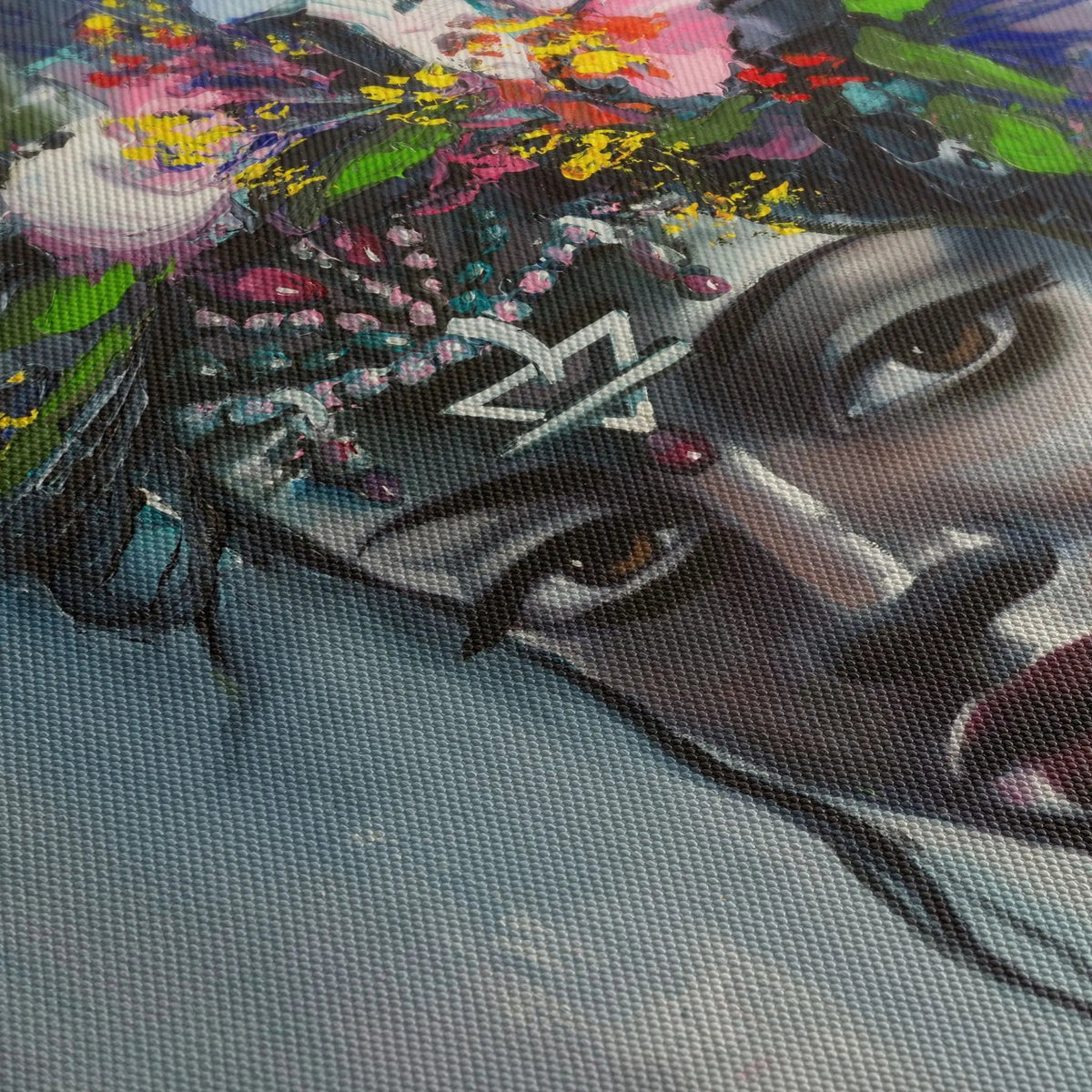 Tablou canvas ce ilustreaza o femeie tanara africana purtand flori multicolore a young african woman