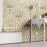 Tapet personalizat art deco cu floare de lotus aurie pe un fundal alb de perete texturat white lotus