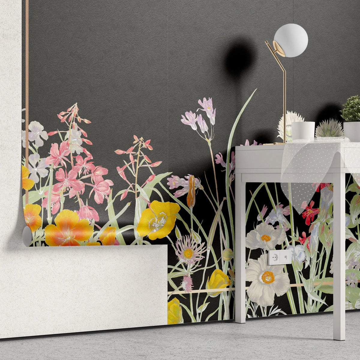 Tapet personalizat floral cu flori in culori vivide cu rama aurie subtire pe un fundal negru black farmed flowers
