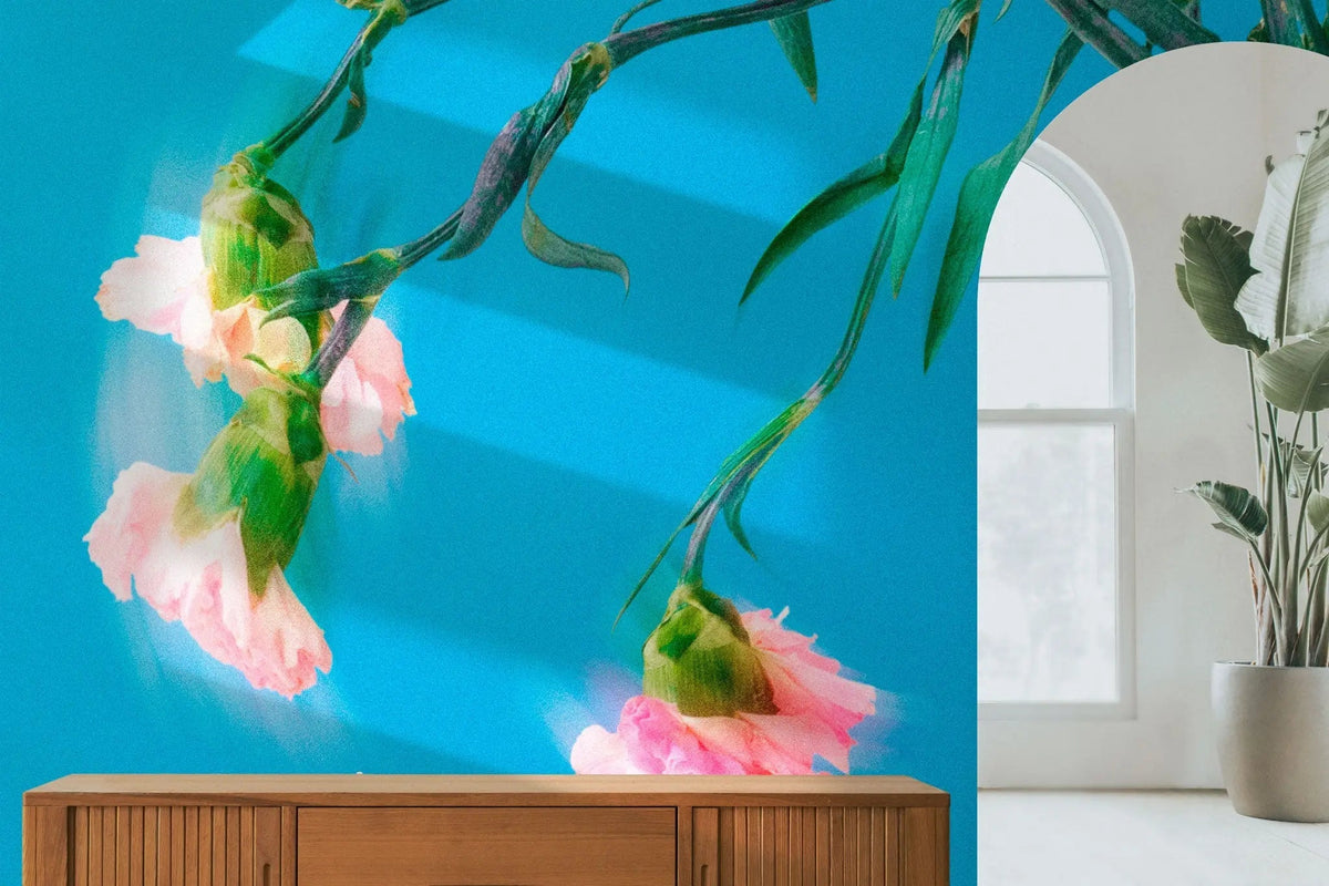 Tapet personalizat floral cu garoafe roz sterse pe un fundal turcoaz intens smudged carnations