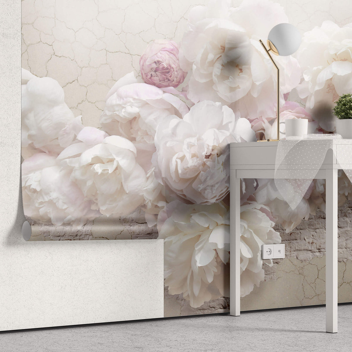 Fototapet Personalizat Floral cu bujori trandafirii pe un perete crapat cu caramida alba - BRICK VINTAGE ROSES