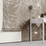 Tapet personalizat leaf cu frunze de bambus bej deschis pe un fundal maro cu textura de perete brown bamboo