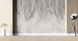 Tapet personalizat leaf cu frunze de palmier in nuante de gri pe un fundal deschis de perete texturat palm grey