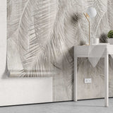 Tapet personalizat leaf cu frunze de palmier in nuante de gri pe un fundal deschis de perete texturat palm grey