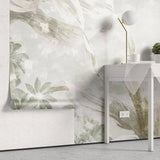 Tapet personalizat leaf cu frunze tropicale in nuante fade de verde pe un fundal deschis faded exotic