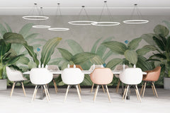 Tapet personalizat leaf cu frunze si vegetatie tropicala luxurianta frunze mari verzi si flori delicate pe un fundal deschis ideal pentru o camera luminoasa tropical wide