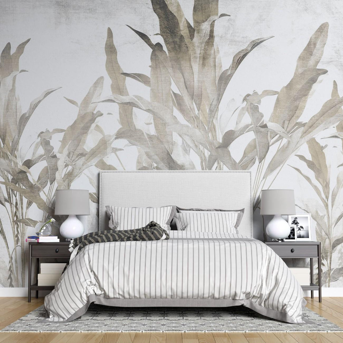Tapet personalizat leaf cu frunze si arbori de banane stilizati in tonuri de gri si bej pe un fundal alb pentru un design tropical modern si aerisit banana trees
