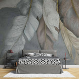 Tapet personalizat leaf cu frunze stilizate asemanatoare unor pene in nuante de bej si gri cu o textura fina pentru un decor elegant si aerisit stucco leaves