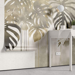 Tapet personalizat leaf cu frunze de monstera si palmier in nuante aurii si gri cu un efect de picurare ideal pentru un interior luxos si exotic gold monstera flows