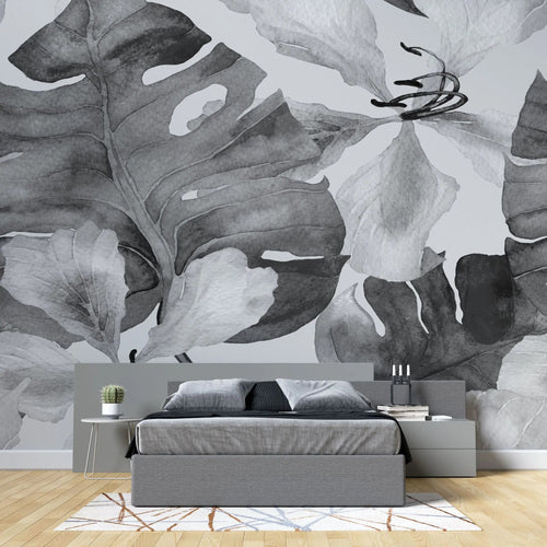 Tapet tropical personalizat alb negru cu frunze tropicale de monstera flori tropicale de crin salbatic cu efect de pictura watercolor b&w tropical