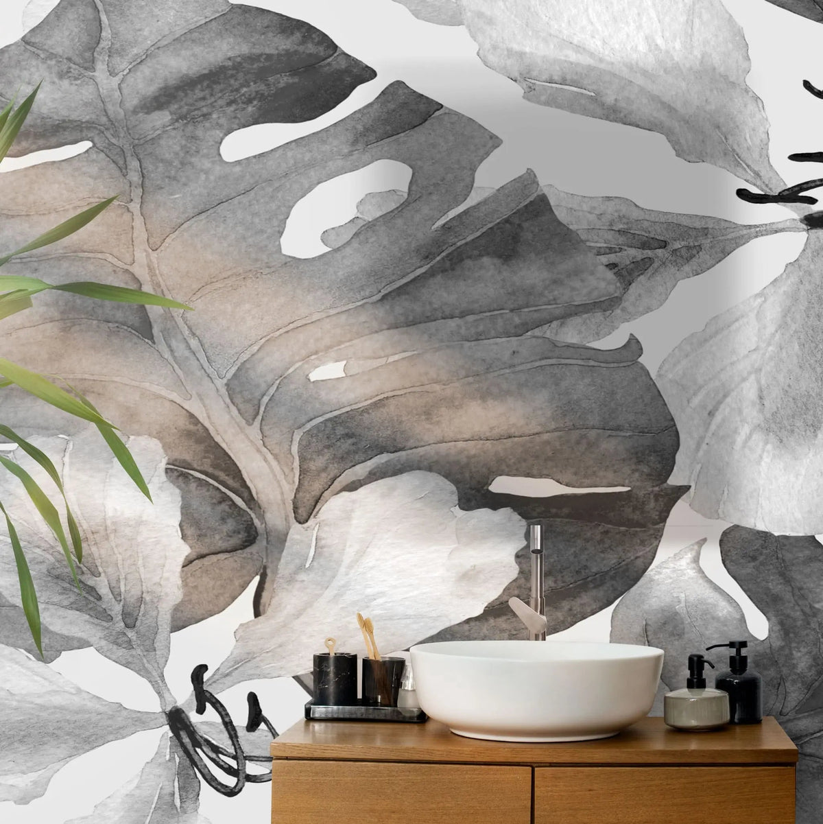 Tapet tropical personalizat alb negru cu frunze tropicale de monstera flori tropicale de crin salbatic cu efect de pictura watercolor b&w tropical