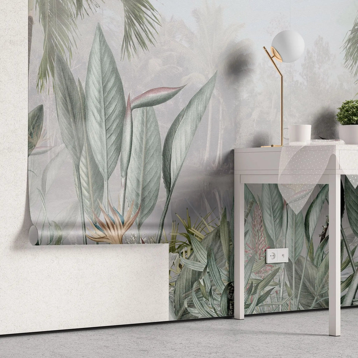 Tapet personalizat tropical intr un peisaj de jungla cu palmieri tropicali si planta paradisului bird of paradise