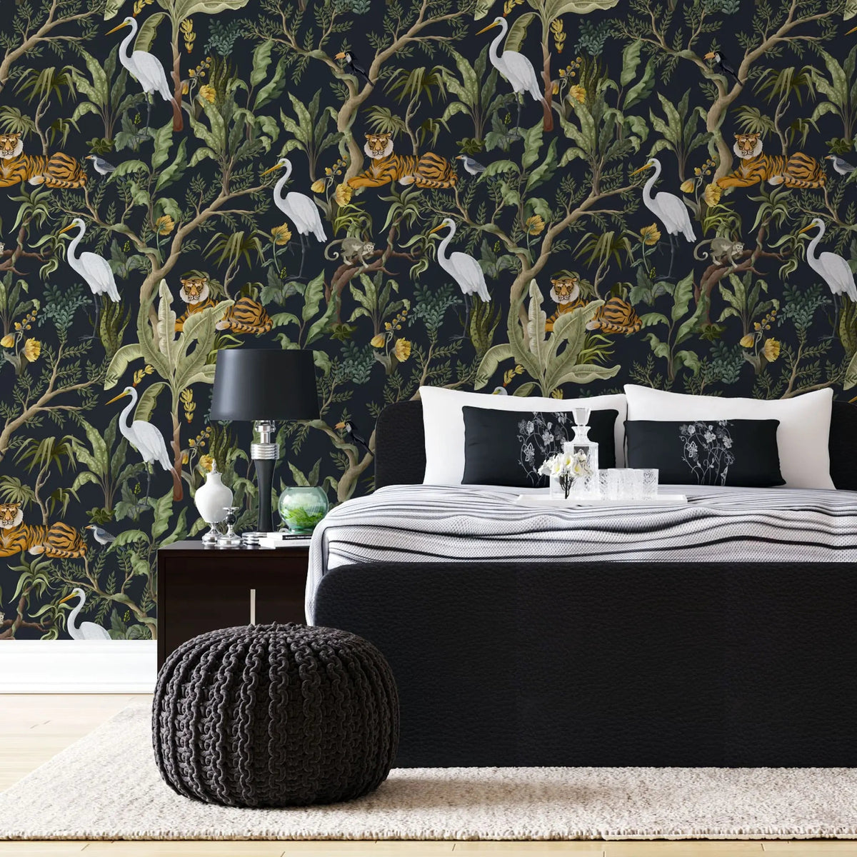 Tapet tropical personalizat cu copaci si flori tropicale frunze de bananier tigrii si barze pe fundal inchis dark jungle