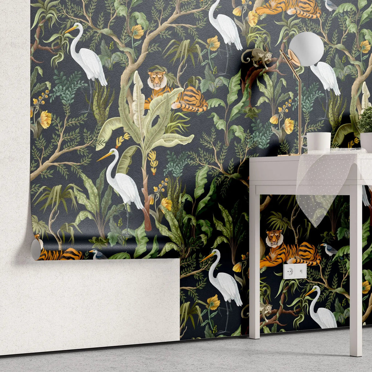 Tapet tropical personalizat cu copaci si flori tropicale frunze de bananier tigrii si barze pe fundal inchis dark jungle