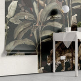 Tapet tropical personalizat cu frunze tropicale de bananier si animale tropicale – papagalul toco toucan sau tucanul urias leopard si zebre pe un fundal inchis dark tropical fauna