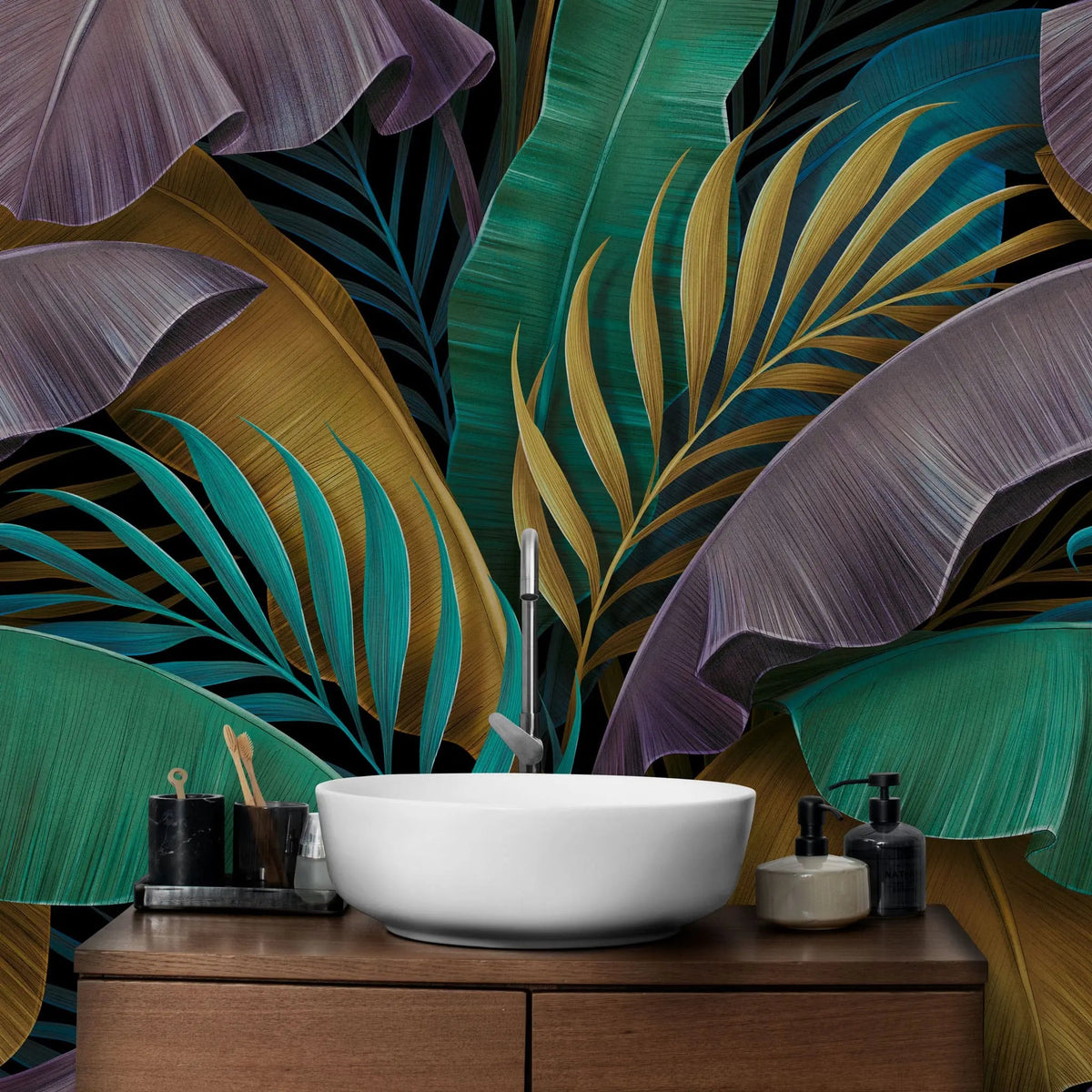 Tapet tropical personalizat cu frunze tropicale de bananier si palmier in tonuri aurii si cu nuante de verde pe fundal inchis madagascar cycad