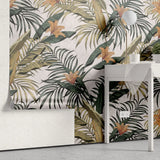 Tapet tropical personalizat cu flori tropicale de crin salbatic printre frunze de palmier si plante tropicale cu fundal bej texturat wild lilium