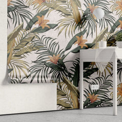 Tapet tropical personalizat cu flori tropicale de crin salbatic printre frunze de palmier si plante tropicale cu fundal bej texturat wild lilium