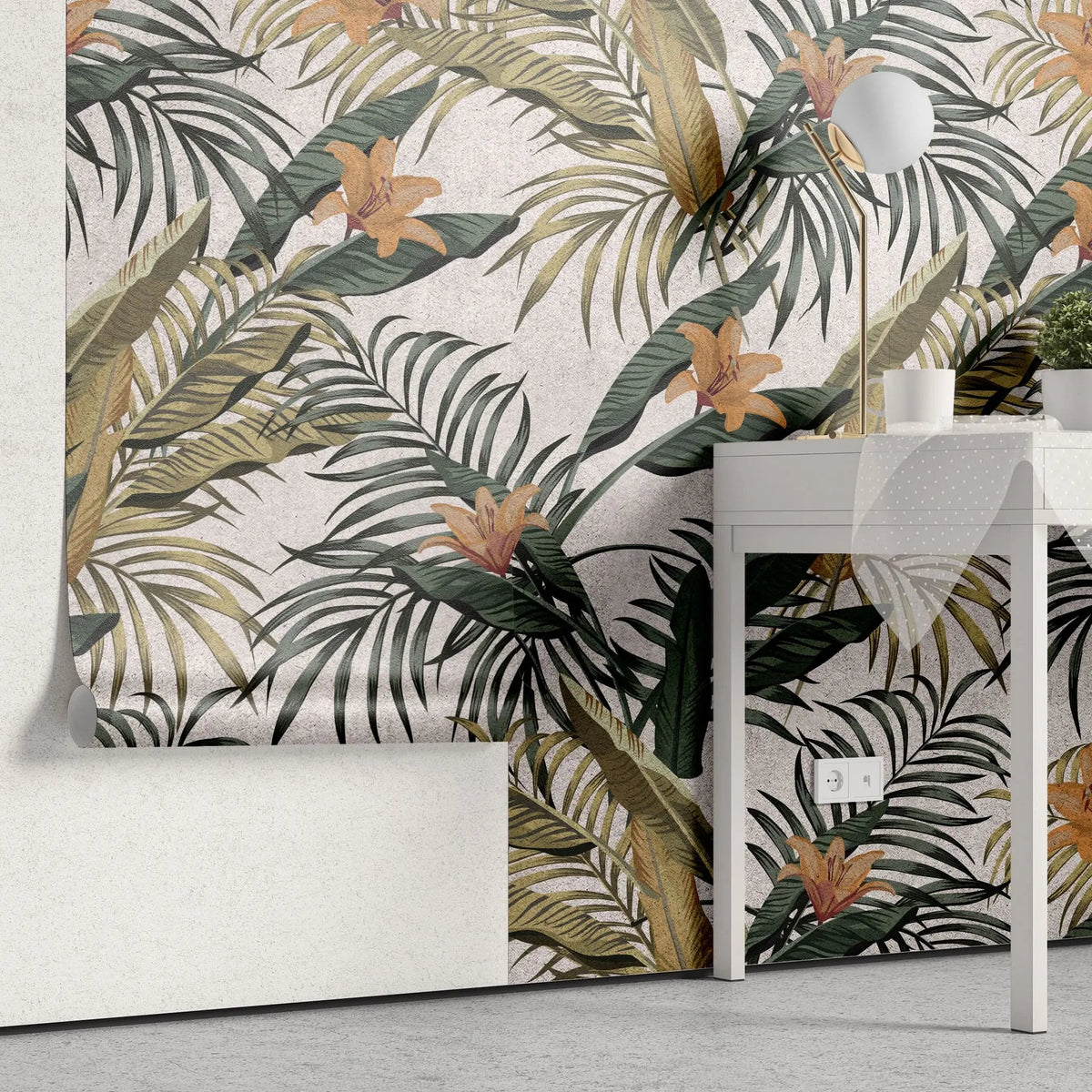 Tapet tropical personalizat cu flori tropicale de crin salbatic printre frunze de palmier si plante tropicale cu fundal bej texturat wild lilium