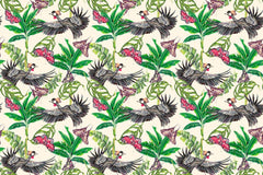 Tapet personalizat tropical cu fluturi si pasari roz printre frunze verzi tropicale pe un fundal deschis pink butterlflies