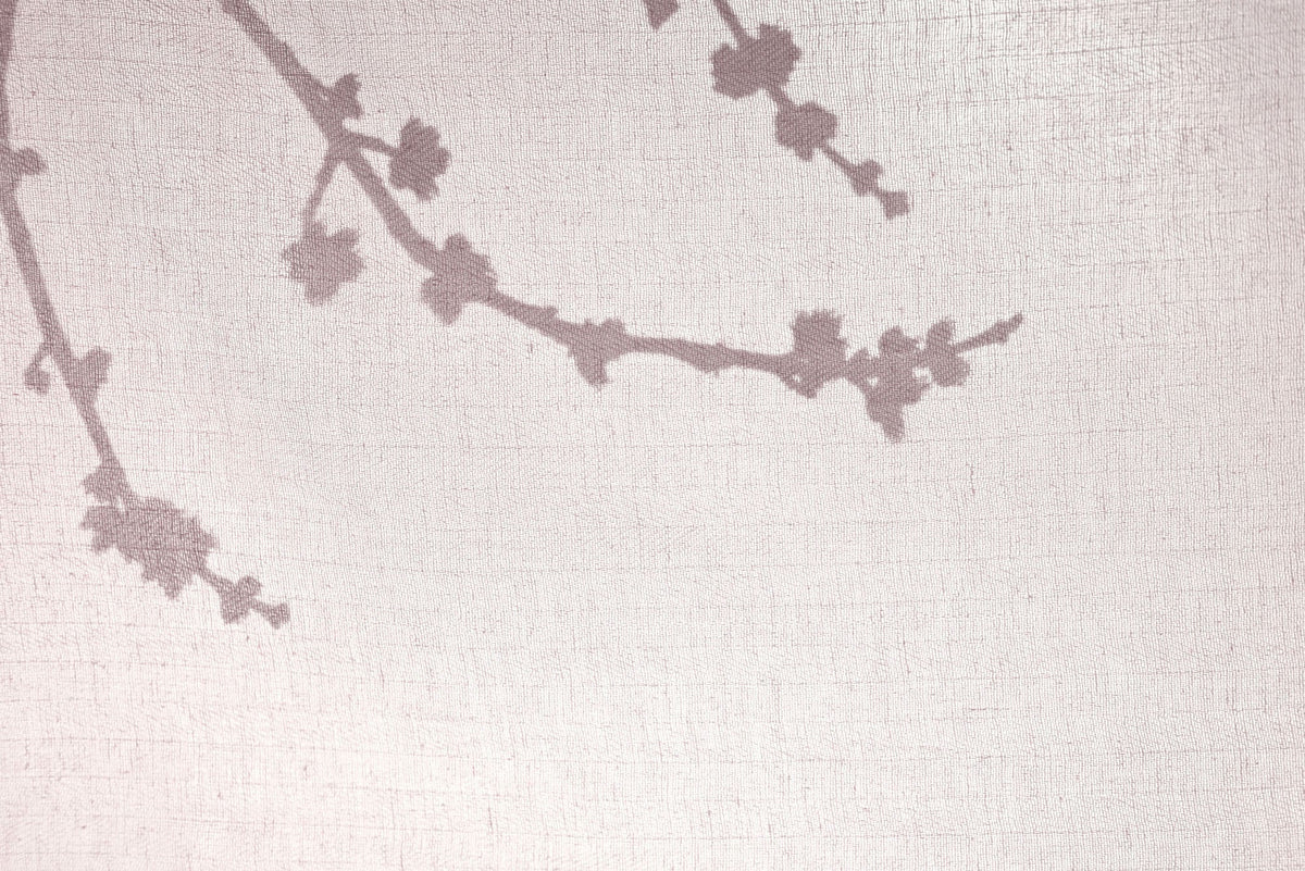 Tapet Zen Oriental cu umbre de cires pe material textil - LINEN SHADOWS