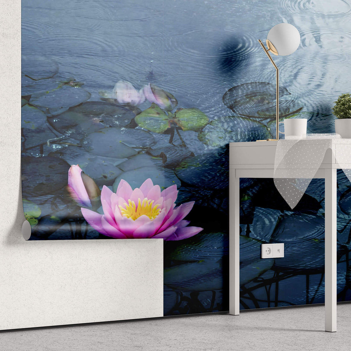 Fototapet Zen Oriental cu floare de lotus roz aflata in ploaie - RAINY PINK LOTUS