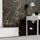 Tapet personalizat marble in nuante de negru cu insertii aurii golden lava