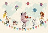 Tapet personalizat lumea animalelor pentru copii cu baloane cu aer cald si animale pe biciclete mergand pe un fir cu stegulete colorate pe fundalul hartii lumii circus map