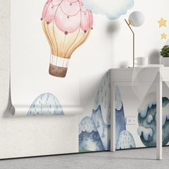 Tapet personalizat micii exploratori pentru copii cu baloane cu aer cald zburand peste natura inzapezita winter baloon