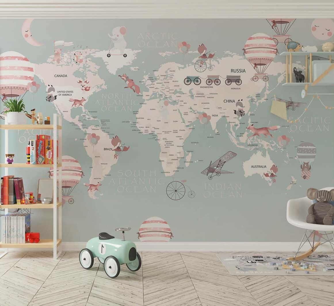 Tapet Personalizat Micii Exploratori cu harta lumii cu animale, baloane cu aer cald si avioane pe un fundal albastru deschis - LIGHT CYAN MAP
