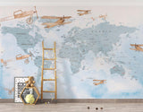 Tapet Personalizat Micii Exploratori cu avioane peste harta lumii in nuante de albastru deschis - LIGHT BLUE PLANES MAP