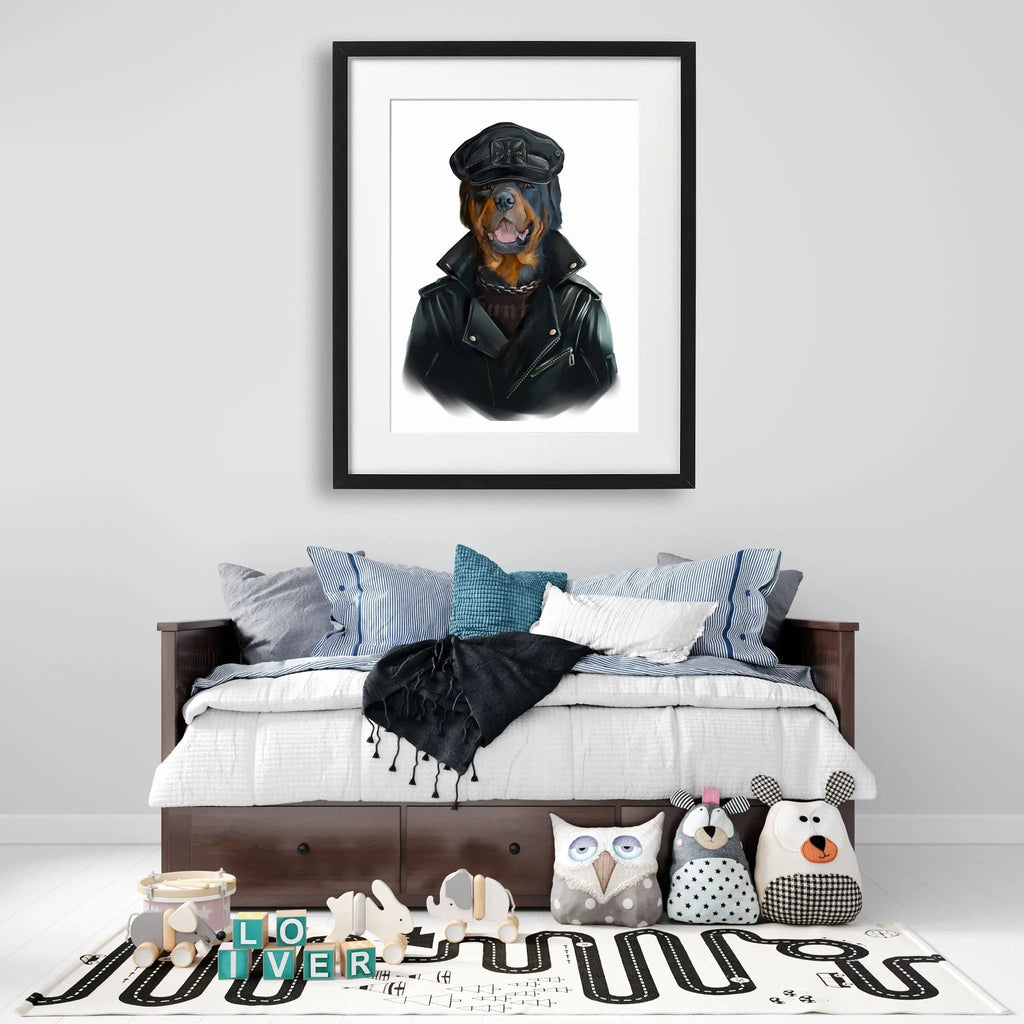 Tablou cu rama pentru copii care ilustreaza un caine rottweiler purtand o geaca din piele si o sapca rottweilier dog