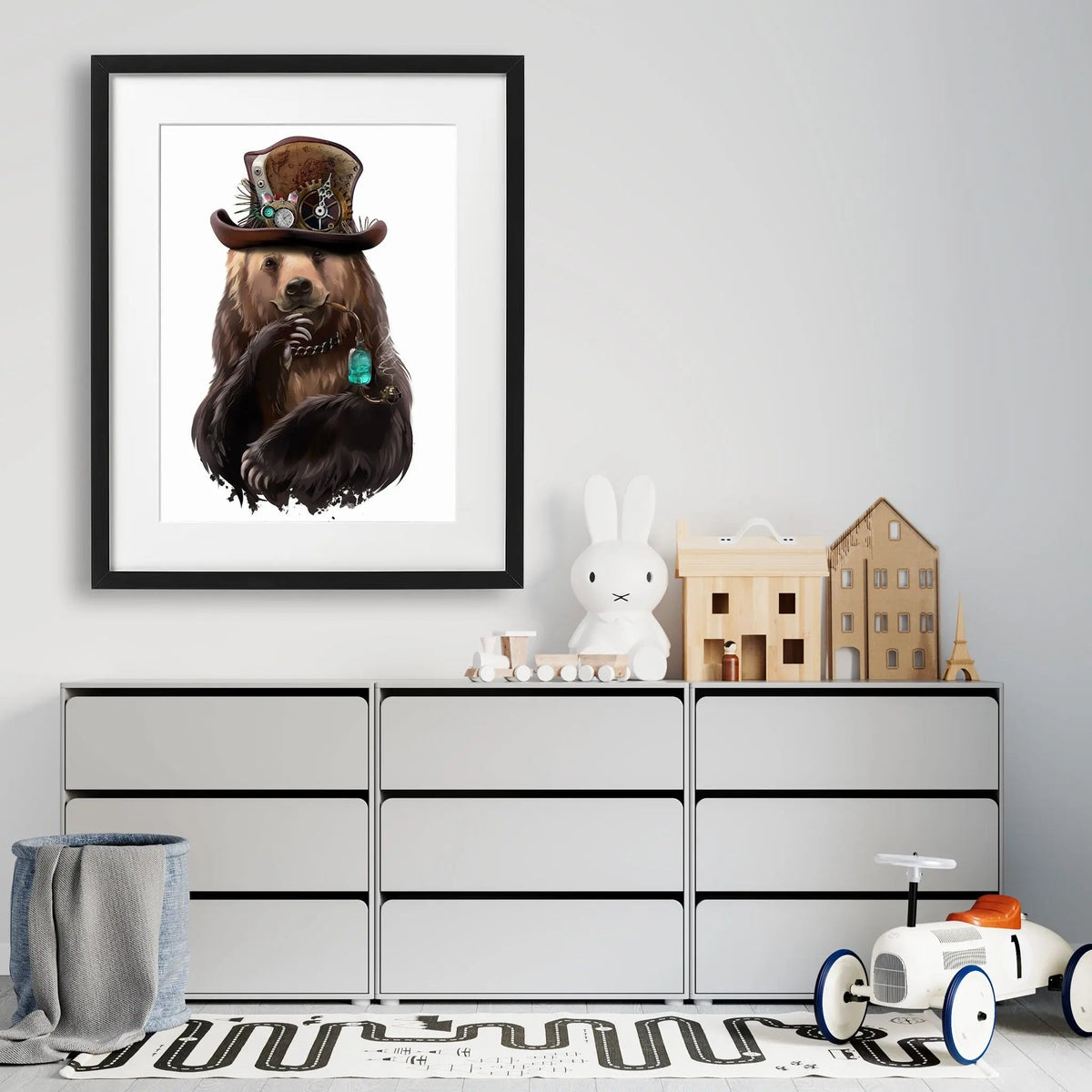 Tablou cu rama destinat copiilor care reprezinta un urs brun purtand o palarie steampunk si tinand o pipa in gura brown bear