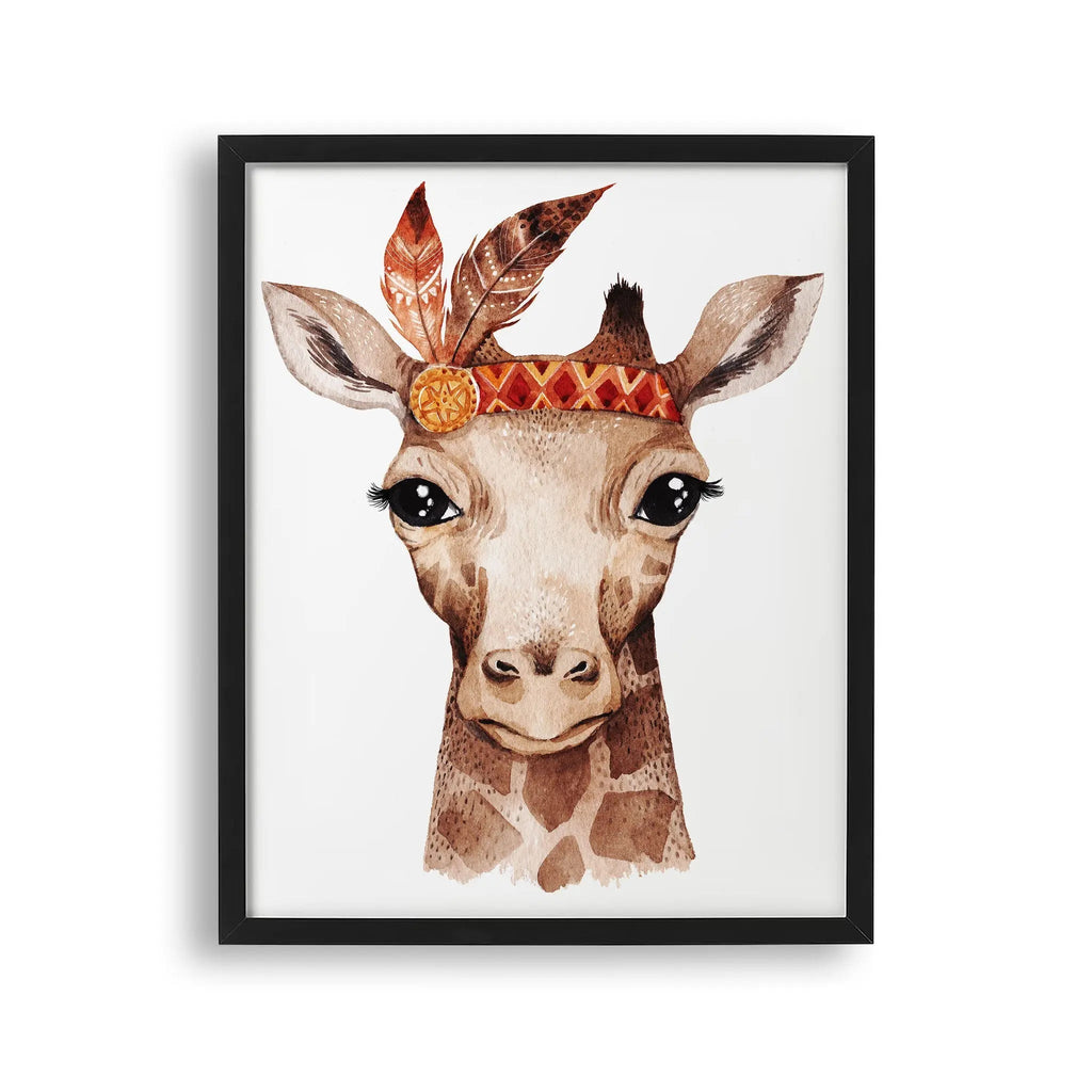 Tablou cu rama destinat copiilor care reprezinta un portret a unei girafe cu un design boho dragut cu pene giraffe portrait