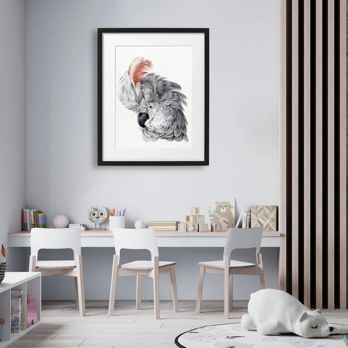 Tablou cu rama pentru copii care prezinta un portret viu al unui papagal alb cu o pana portocalie cockatoo