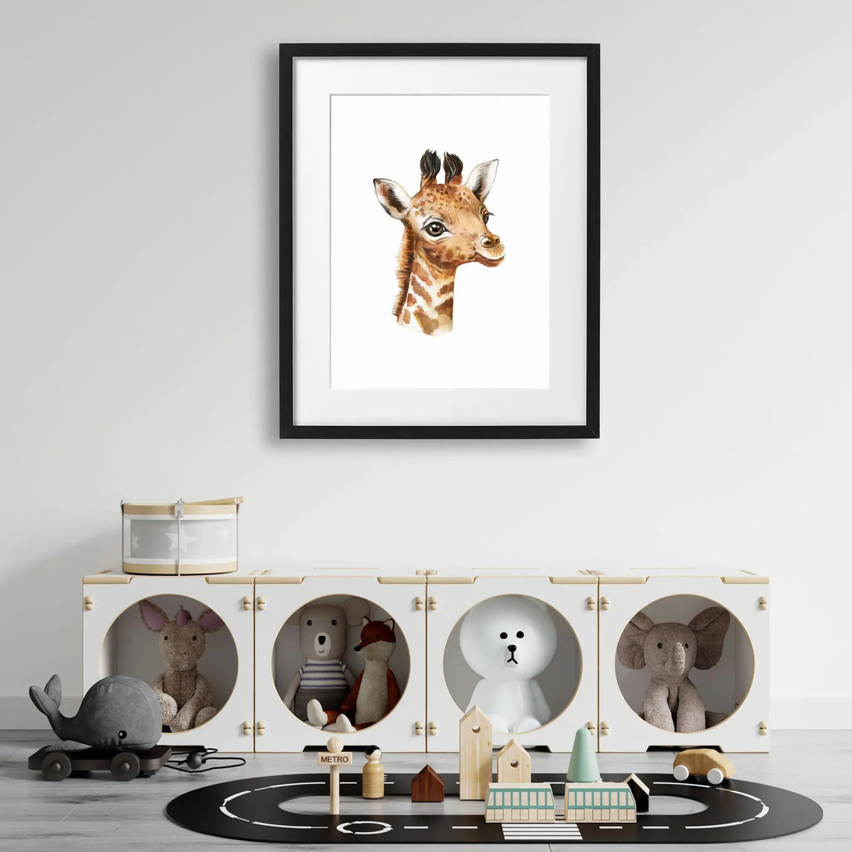 Tablou cu rama pentru copii ilustrand un pui de girafa care arata inocenta si frumusetea acestui animal giraffe gaze