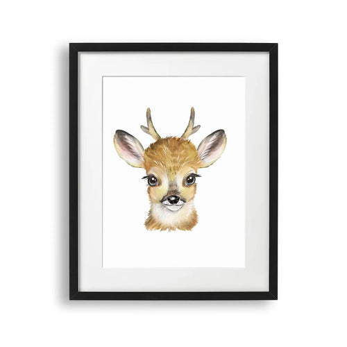 Tablou cu rama pentru copii care ilustreaza un pui de cerb capturand frumusetea si inocenta acestui animal prin intermediul tehnicii acuarelei baby deer